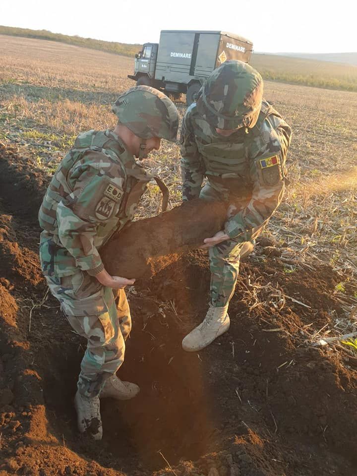 FOTO - O bombă de 50 de kg din al Doilea Război Mondial, găsită pe un câmp din țară