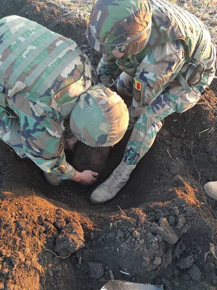 FOTO - O bombă de 50 de kg din al Doilea Război Mondial, găsită pe un câmp din țară