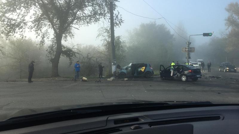 Accident cumplit pe o stradă din capitală: Cinci persoane au fost traumate - FOTO
