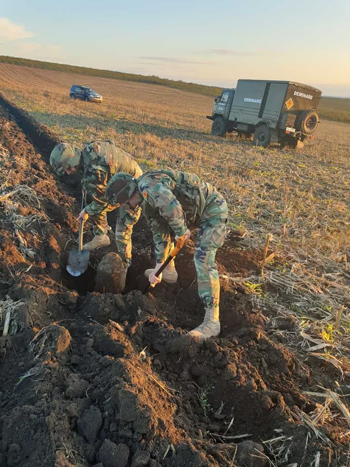 FOTO - O bombă de 50 de kg din al Doilea Război Mondial, găsită pe un câmp din țară