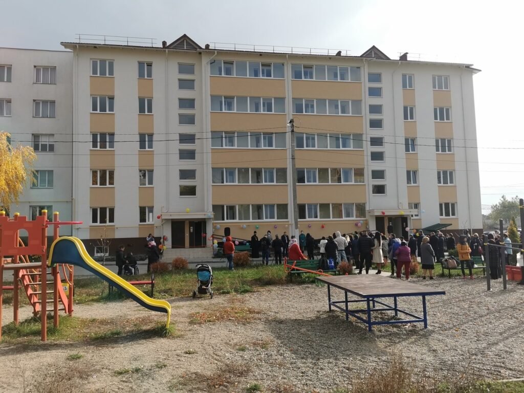 La Glodeni a fost inaugurat un bloc locativ cu apartamente sociale - FOTO 2 La Glodeni a fost inaugurat un bloc locativ cu apartamente sociale - FOTO