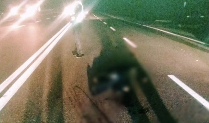 big un barbat a fost lovit de un automobil dupa care un microbuz a trecut peste el 1605611046