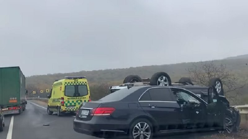 Detalii despre accidentul de la Peresecina: Trei persoane au ajuns la spital - FOTO 2 Detalii despre accidentul de la Peresecina: Trei persoane au ajuns la spital - FOTO