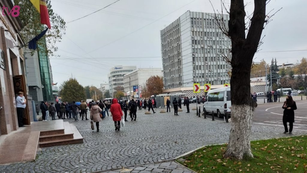 Veste și măști cu inscripția Igor Dodon! Participanții la mitingul PSRM au pornit în marș 4 Veste și măști cu inscripția Igor Dodon! Participanții la mitingul PSRM au pornit în marș