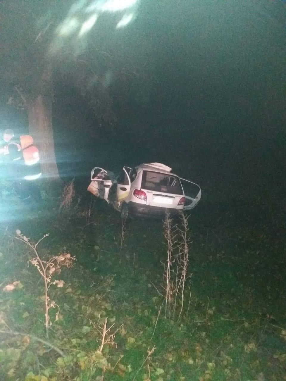 Doi tineri au murit, după ce mașina cu care se deplasau s-a izbit într-un copac - FOTO