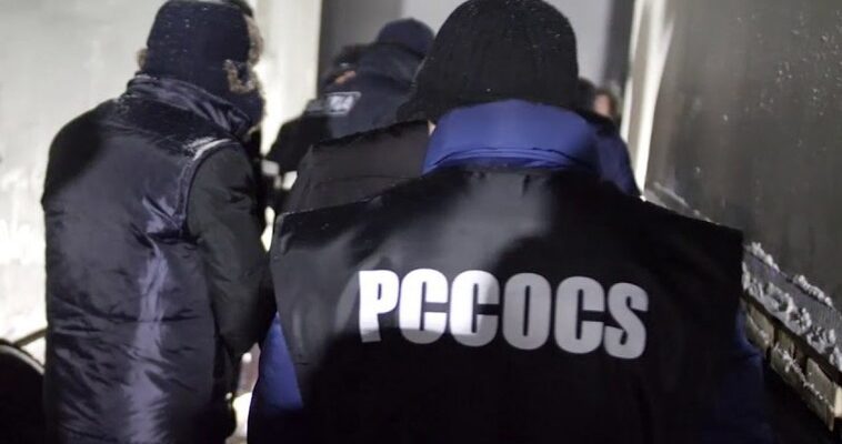 Momentul în care sunt reținuți cei 4 foști polițiști de către PCCOCS - VIDEO 1 images cms image 000094563