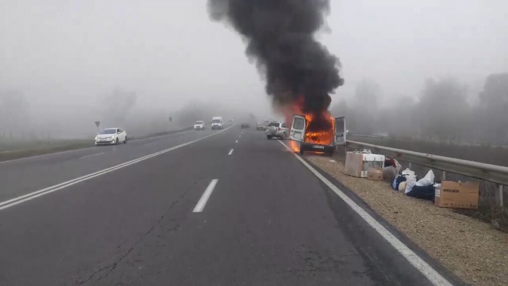 VIDEO // Automobil în flăcări pe traseul Chișinău-Orhei 1 VIDEO // Automobil în flăcări pe traseul Chișinău-Orhei