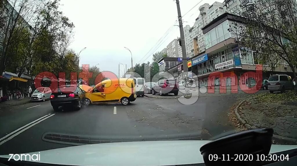 IMAGINI EXCLUSIVE! Accident matinal pe strada Cuza Vodă - VIDEO 2 IMAGINI EXCLUSIVE! Accident matinal pe strada Cuza Vodă - VIDEO