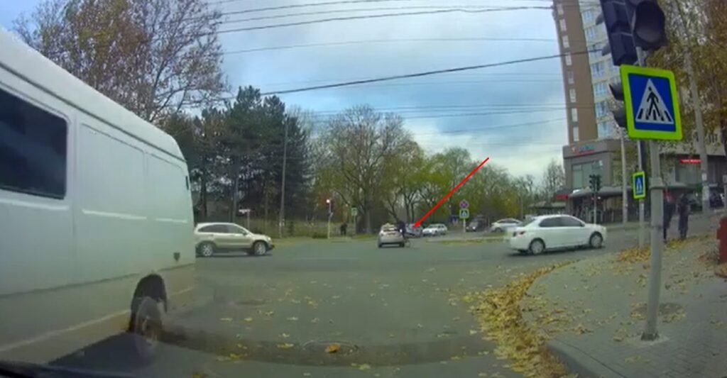 VIDEO - Momentul în care un biciclist se izbește violent într-un taxi, într-o intersecție din Chișinău 2 VIDEO - Momentul în care un biciclist se izbește violent într-un taxi, într-o intersecție din Chișinău