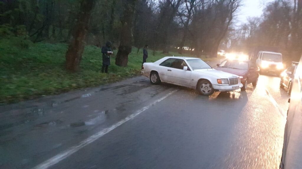 FOTO-VIDEO// Accident provocat de ceața densă pe strada Muncești!