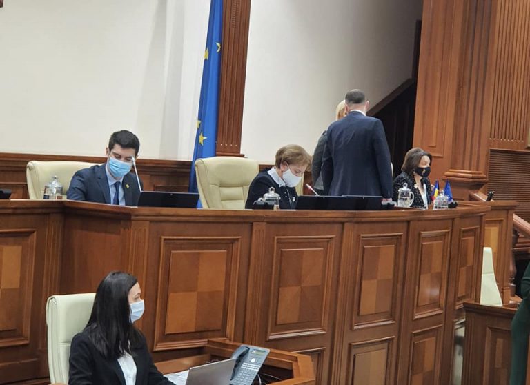 FOTO - Batrîncea și Tauber, surprinși cum se consultă înainte de ședința Parlamentului