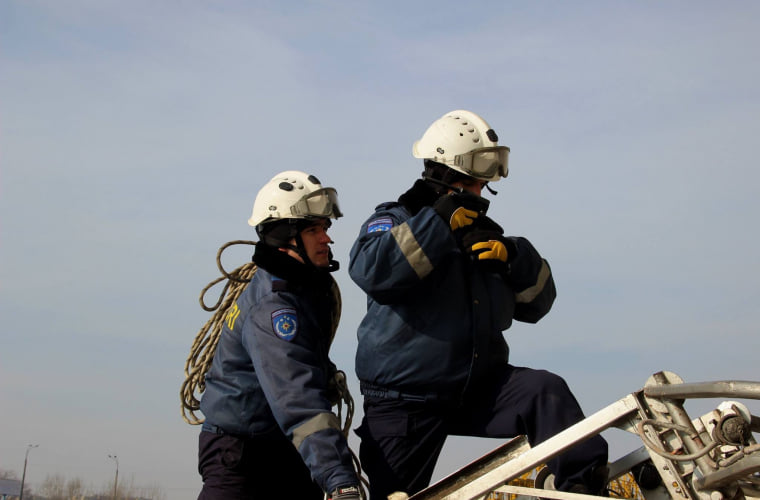 FOTO - O fetiță de 8 ani din Chișinău, la un pas să cadă de la etajul 12! A fost salvată de pompieri