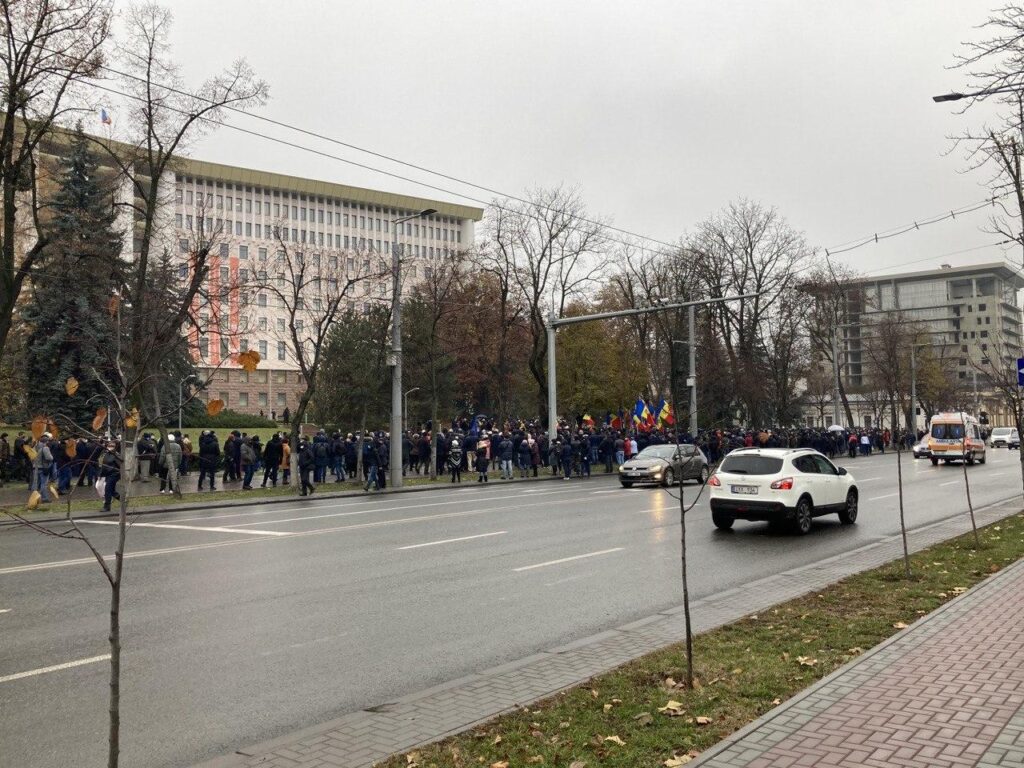 FOTO - În ciuda restricțiilor pandemice, sute de oameni au ieșit să-și apere drepturile în fața parlamentului