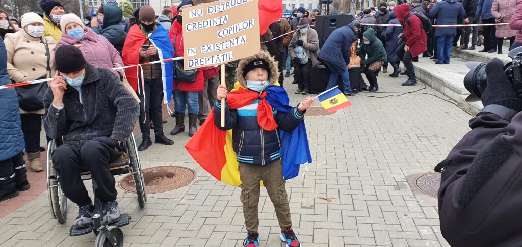 FOTO/VIDEO - Cel mai tânăr și activ protestatar din PMAN la protestul organizat împotriva majorității parlamentare