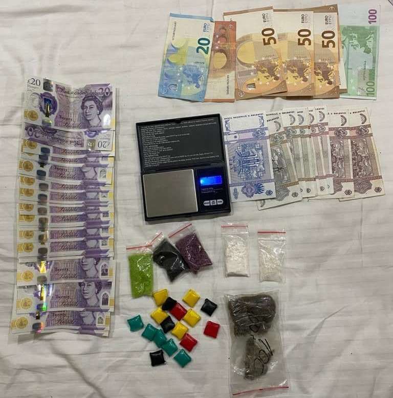 VIDEO/FOTO - Grup criminal specializat în comercializarea drogurilor, destructurat de oamenii legii