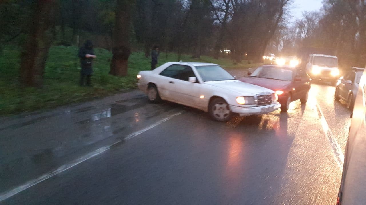 FOTO-VIDEO// Accident provocat de ceața densă pe strada Muncești!