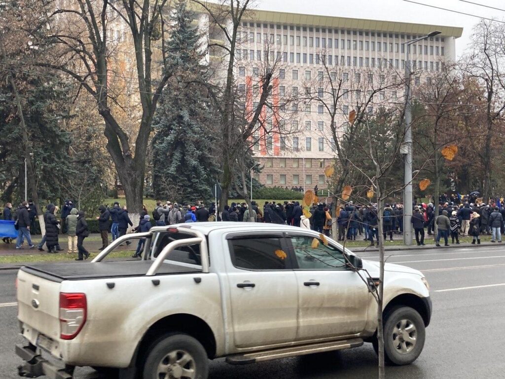 FOTO - În ciuda restricțiilor pandemice, sute de oameni au ieșit să-și apere drepturile în fața parlamentului