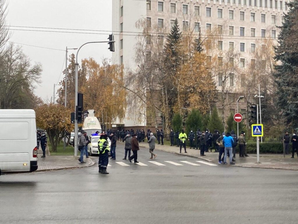 FOTO - În ciuda restricțiilor pandemice, sute de oameni au ieșit să-și apere drepturile în fața parlamentului