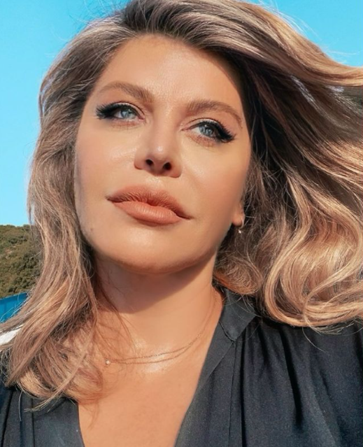 FOTO - Loredana Groza a pozat în lenjerie intimă! Fanii sunt de părere că își editează fotografiile prea mult 3 FOTO - Loredana Groza a pozat în lenjerie intimă! Fanii sunt de părere că își editează fotografiile prea mult
