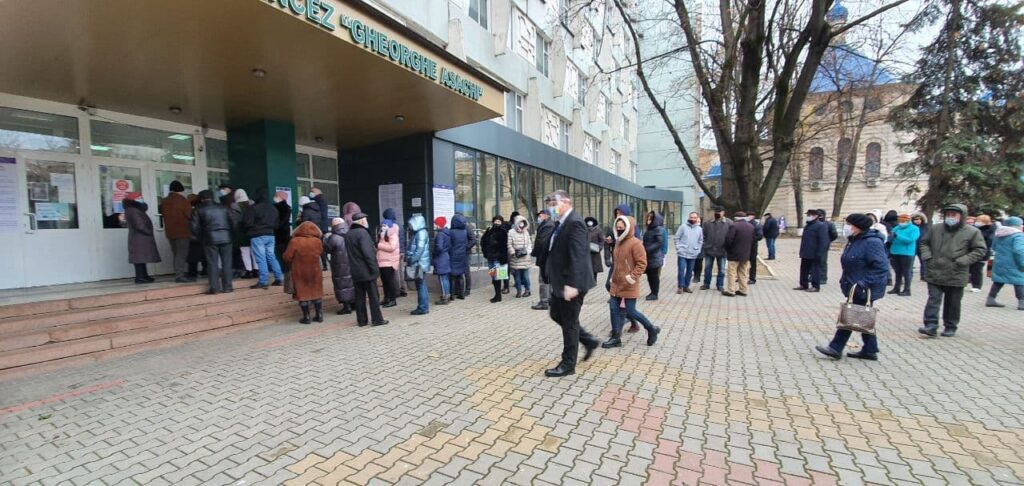 FOTO - Alegeri Parlamentare România 2020: La secțiile de vot din Chișinău s-au format cozi