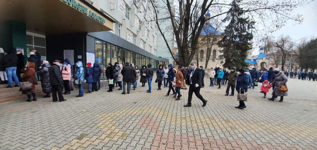 FOTO - Alegeri Parlamentare România 2020: La secțiile de vot din Chișinău s-au format cozi