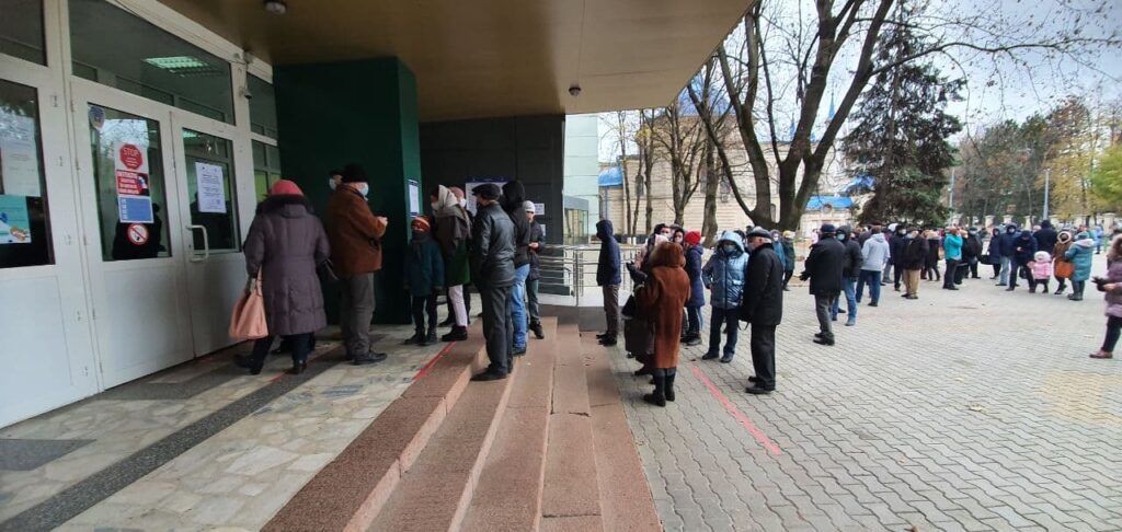 FOTO - Alegeri Parlamentare România 2020: La secțiile de vot din Chișinău s-au format cozi