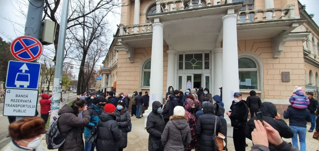 FOTO - Alegeri Parlamentare România 2020: La secțiile de vot din Chișinău s-au format cozi