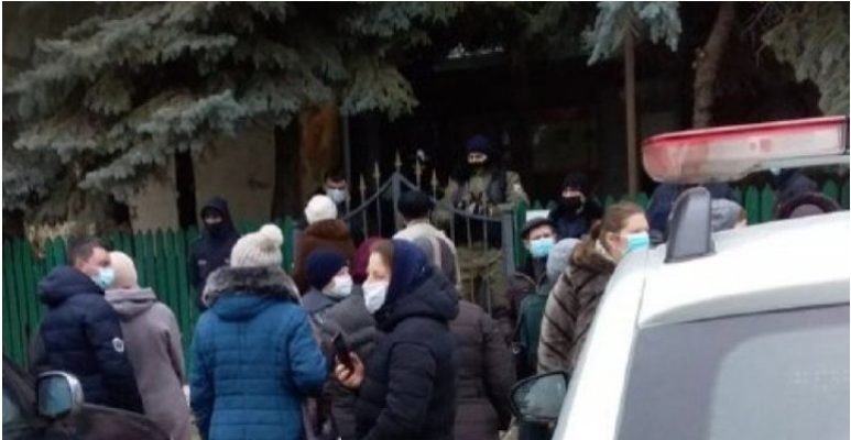 Angajaţii primăriei din Lăpușna, evacuaţi forţat din clădire după ce un antreprenor a cumpărat sediul instituţiei