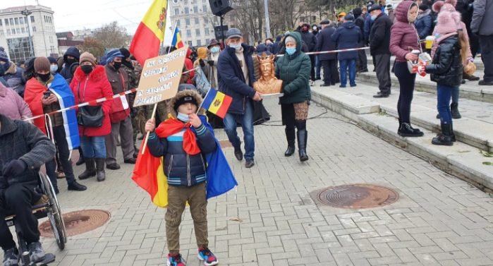 FOTO/VIDEO - Cel mai tânăr și activ protestatar din PMAN la protestul organizat împotriva majorității parlamentare