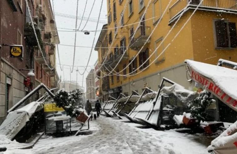 Italia! Haos după ninsorile din Milano: linii de tramvai blocate, copaci căzuți și trafic de coşmar