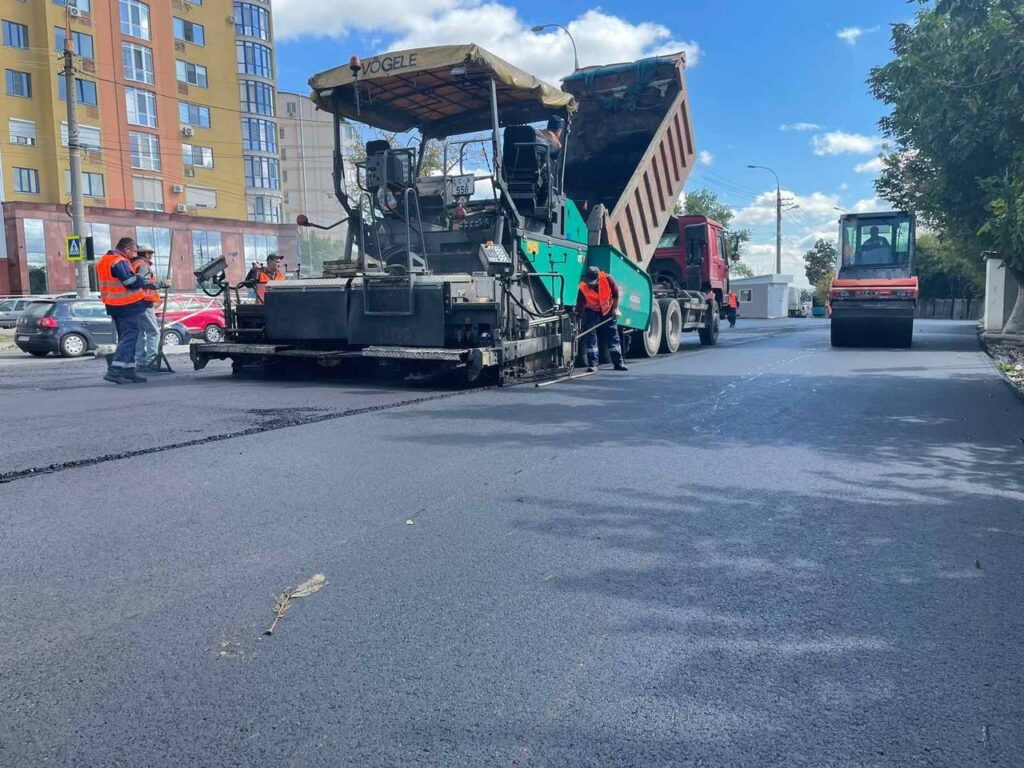 FOTO// În Capitală continuă lucrările de reparaţie a infrastructurii rutiere şi asigurare a cetăţenilor cu transport public 1 in capitala continua lucrarile de reparatie a infrastructurii rutiere si asigurare a cetatenilor cu transport public