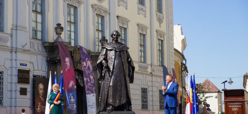 klaus iohannis criticat dupa dezvelirea statuii lui brukenthal cel care i a tras pe roata pe horea closca si crisan