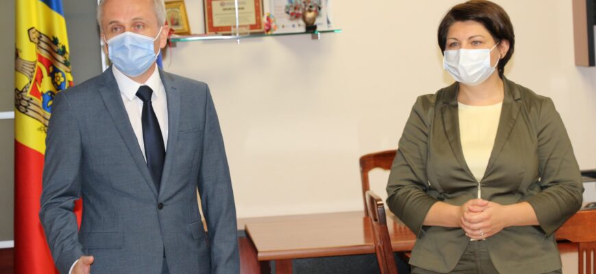 ministerul educatiei pune presiune asupra autoritatilor locale pentru a inchide institutii de invatamant