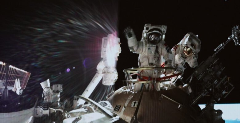 Astronauţii chinezi şi-au încheiat misiunea record de trei luni în spaţiu, la bordul Shenzhou-12