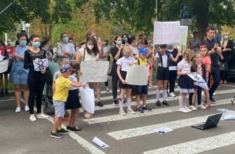 FOTO-VIDEO// Protest în fața Guvernului: Părinții NU susțin condițiile impuse de CNESP pentru organizarea lecțiilor în școli