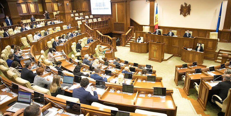 parlamentul se convoaca in sedinta plenara. ce subiecte sunt pe ordinea de zi