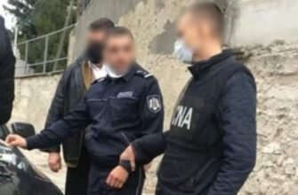 Peste 6000 de lei și 900 de euro pentru obținerea unui permis de conducere: Un polițist din Edineț, reținut de CNA