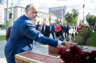 Deputații PSRM au depus flori la sediul Ambasadei Ruse, în memoria victimelor atacului din Perm