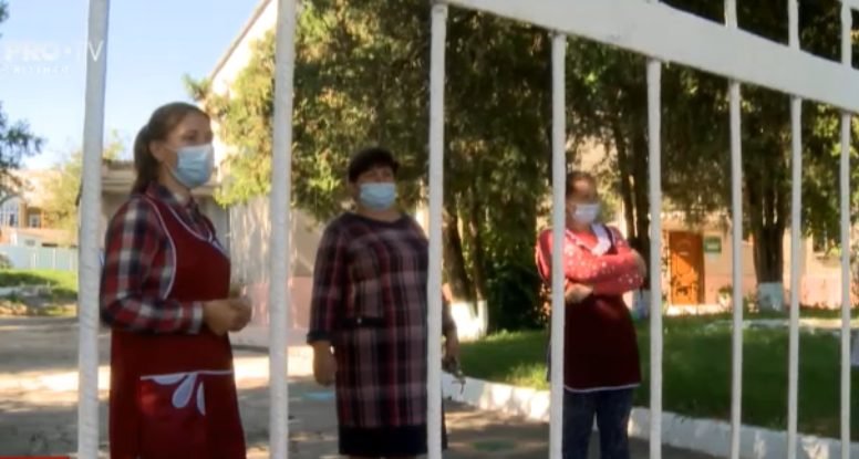 VIDEO// Scandalos! Directoarea unei grădinițe nu lasă personalul nevaccinat sa intre în instituție