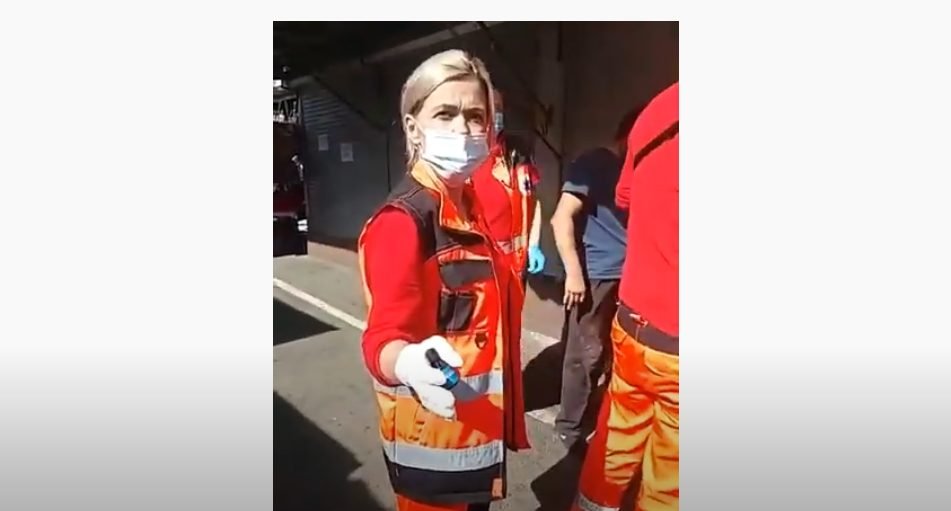 VIDEO// Medicii de pe ambulanță ACUZAȚI că au refuzat să acorde asistență unui om fără adăpost