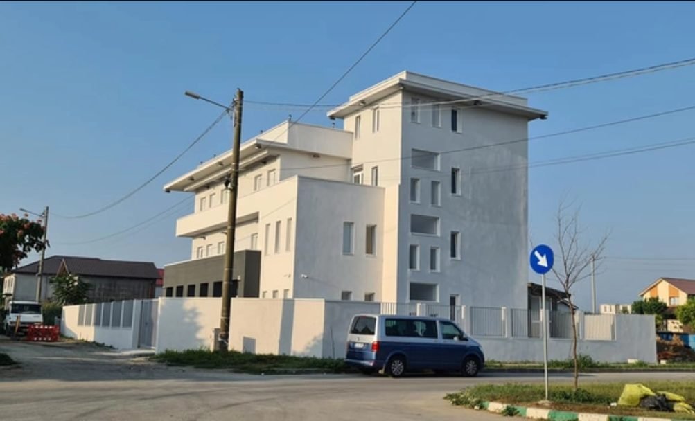 Gest înduioșător făcut de un preot. A construit un adăpost pentru copii şi mame aflate în dificultate