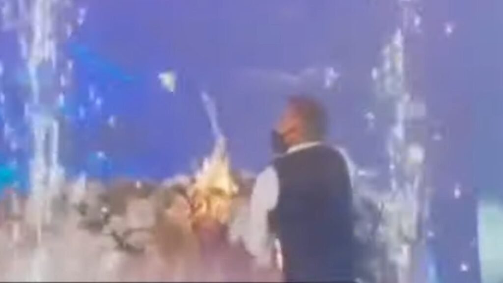 VIDEO// O masă decorată cu flori și focuri de artificii a luat foc în timpului primului dans al mirilor, în Chișinău 2 VIDEO// O masă decorată cu flori și focuri de artificii a luat foc în timpului primului dans al mirilor, în Chișinău