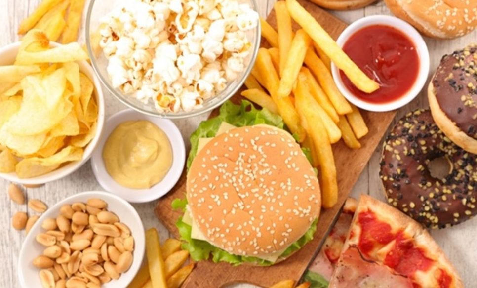Alimentele care fac rău creierului: Favorizează inflamația și provoacă slăbirea memoriei