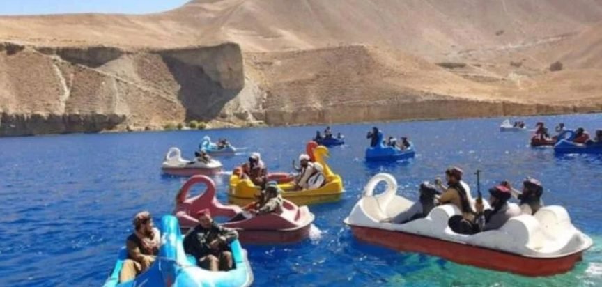 FOTO// Talibanii înarmați cu Bazooka se plimbă cu hidrobiciclete în formă de lebădă pe un lac din Afganistan