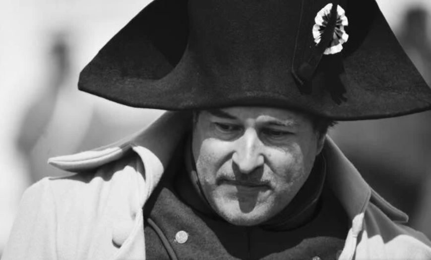 Statuia lui Napoleon dintr-un oraș francez riscă să fie înlocuită cu cea a unei avocate feministe