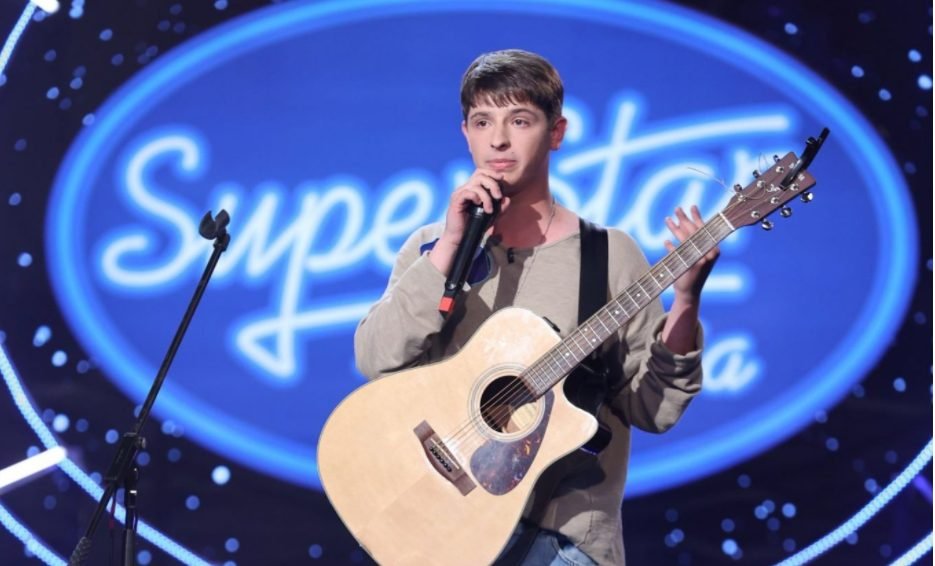VIDEO// Un tânăr din Chișinău, care cântă în subterane, i-a făcut să plângă pe jurații de la SuperStar