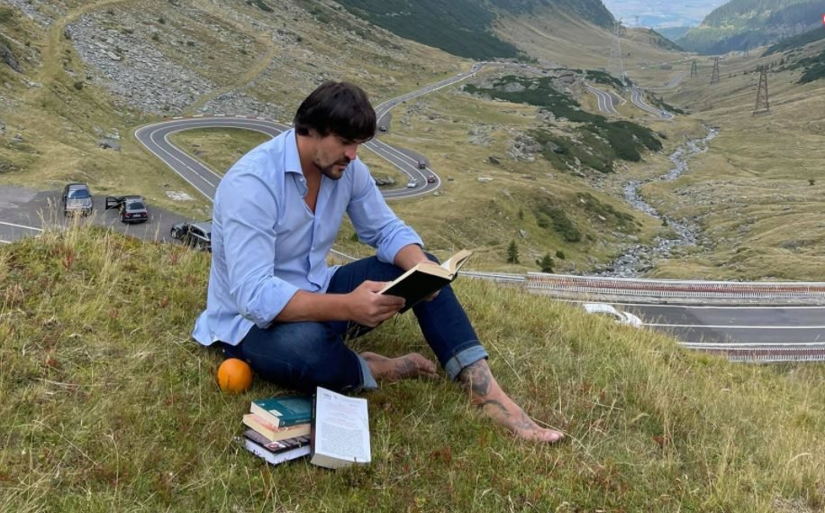 FOTO// Constantin Țuțu surprins la munte cu o carte în mână: Pentru mine cel mai bun profesor a fost timpul