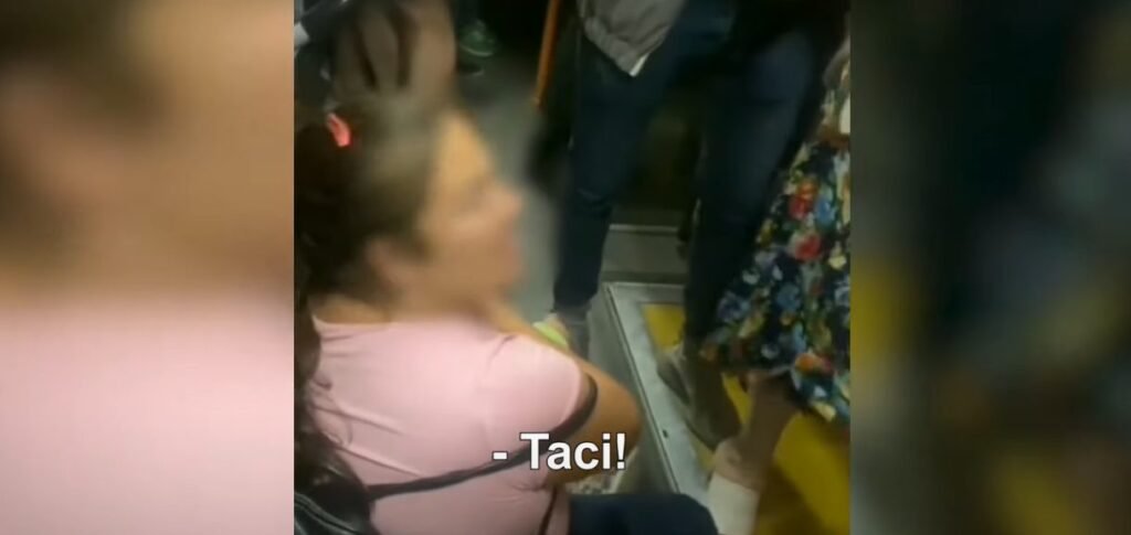 VIDEO// Bătaie și scandal într-un troleibuz în Capitală. O femeie cu un bebeluș în brațe s-a luat la ceartă 2 VIDEO// Bătaie și scandal într-un troleibuz în Capitală. O femeie cu un bebeluș în brațe s-a luat la ceartă