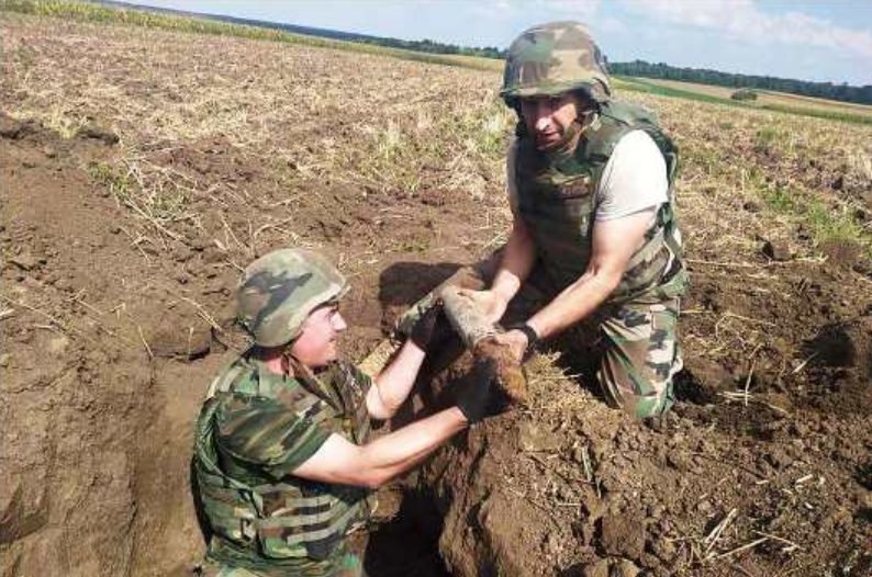 VIDEO// Geniștii militari la datorie: Circa 450 de obiecte explozive lichidate în două localități din țară