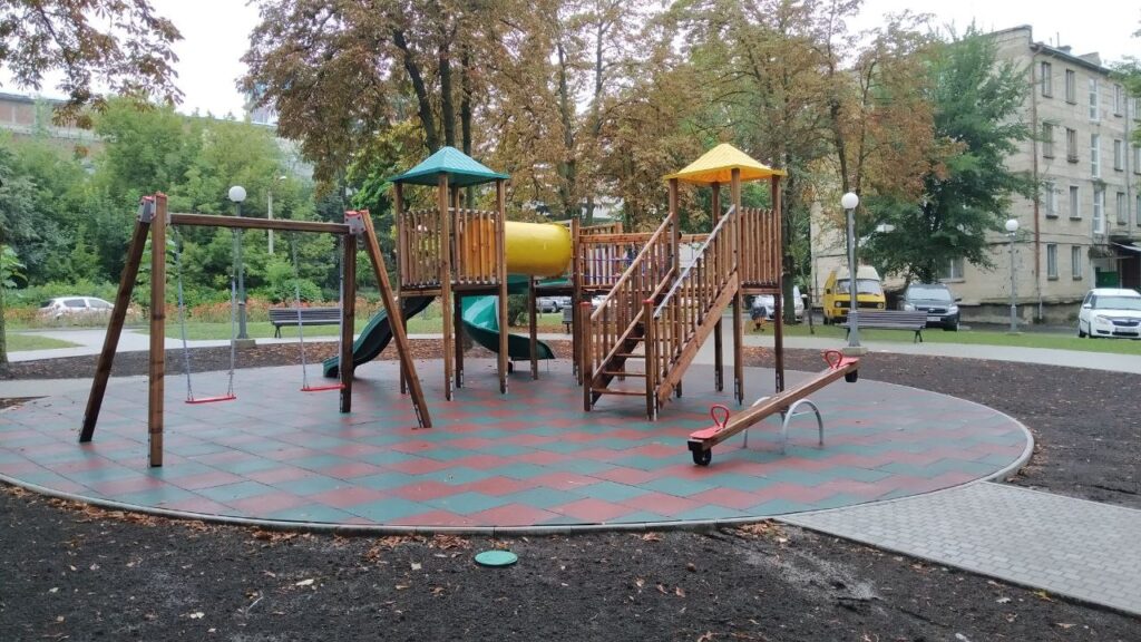 un nou teren de joaca a fost amenajat in cartierul telecentru